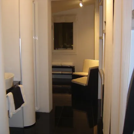 Hotel Domus Borgognona 2*